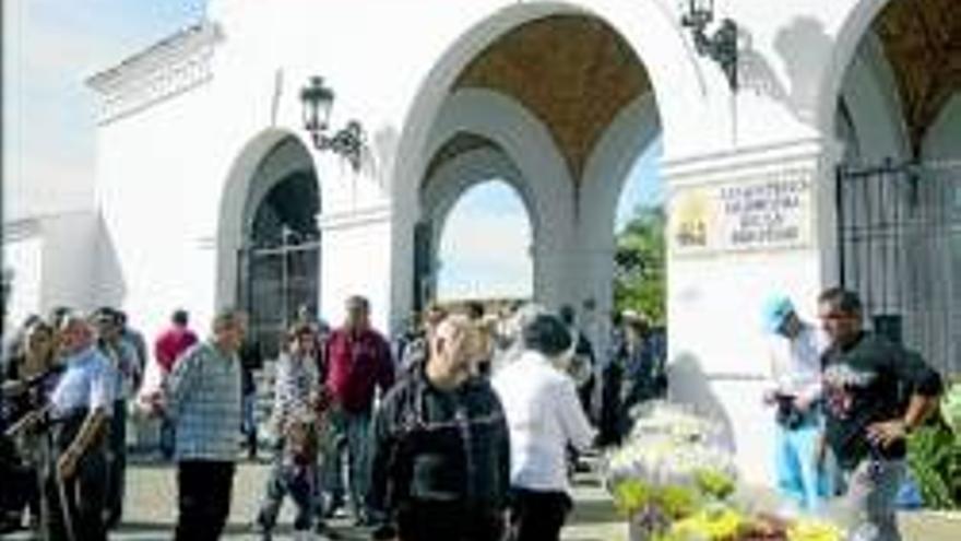 Los cementerios reciben a cientos de visitantes