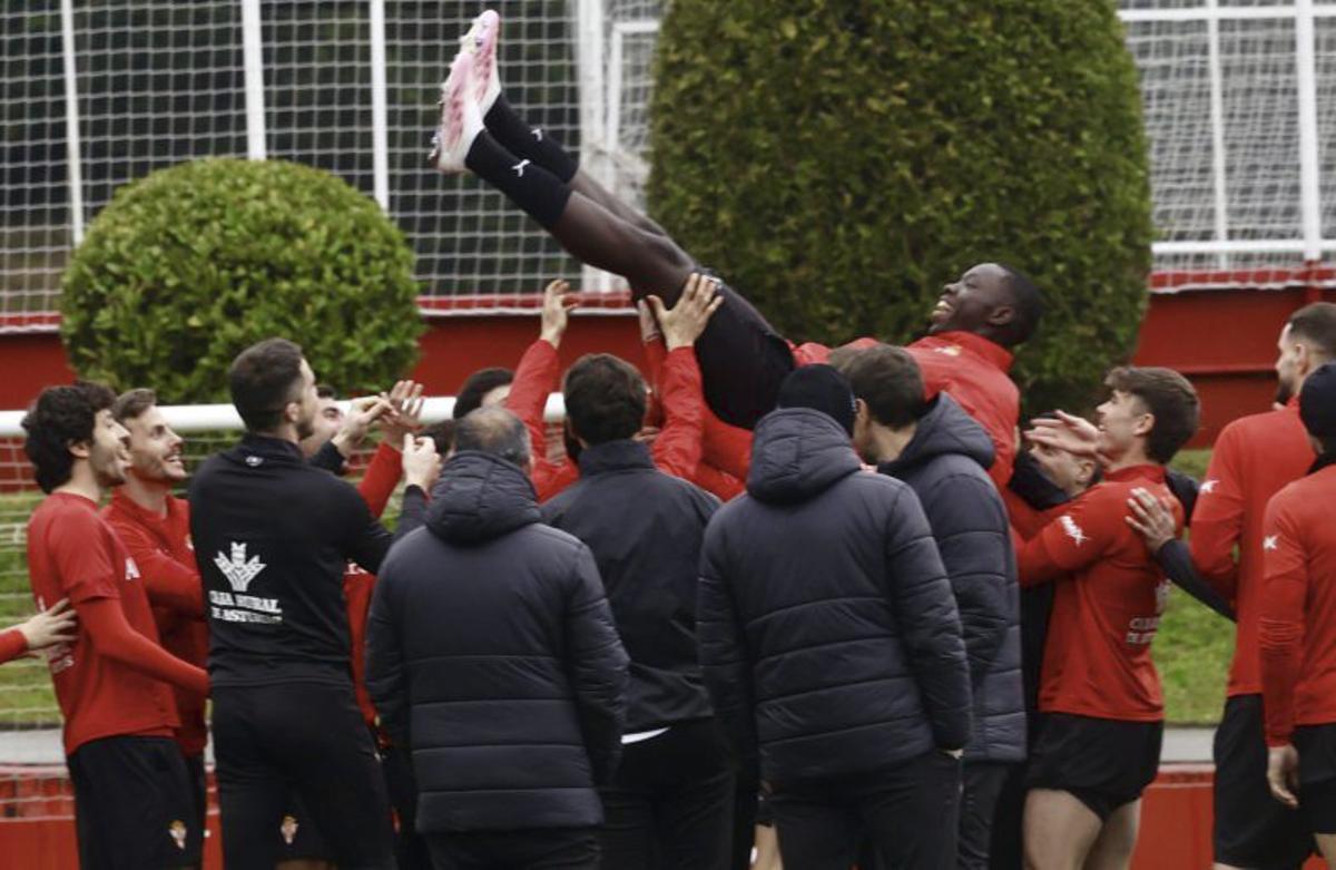 Amadou, manteado por sus compañeros.