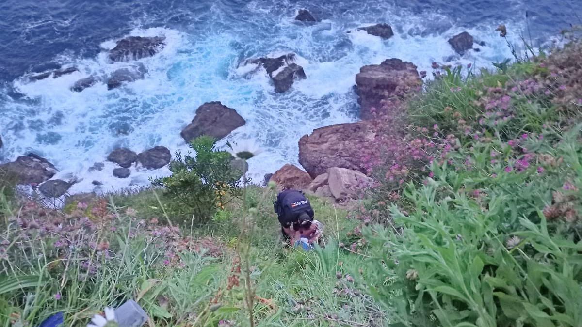 Así se arriesgaron los agentes de la Policía Nacional para auxiliar a la joven que se precipitó en el Cerro