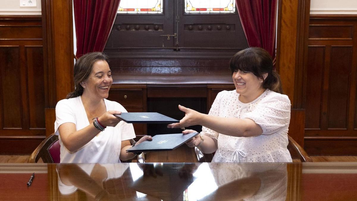La alcaldesa de A Coruña, Inés Rey, y la presidenta de la Federación de ANPAS, Lidia Paz