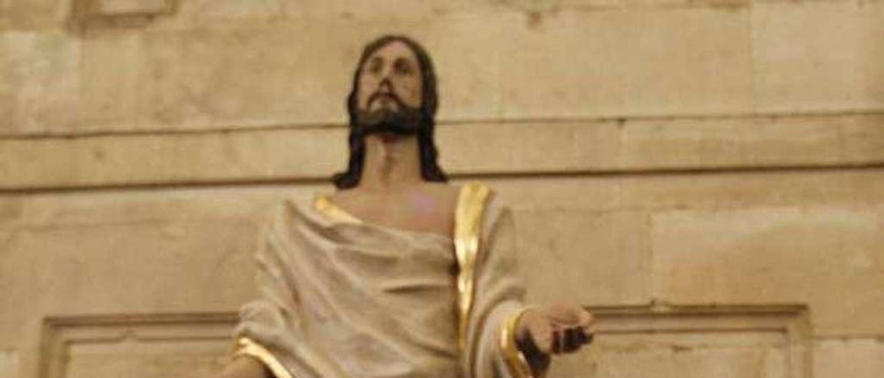Covadonga Romero, ante la imagen de Jesús Resucitado, de la que es autora.