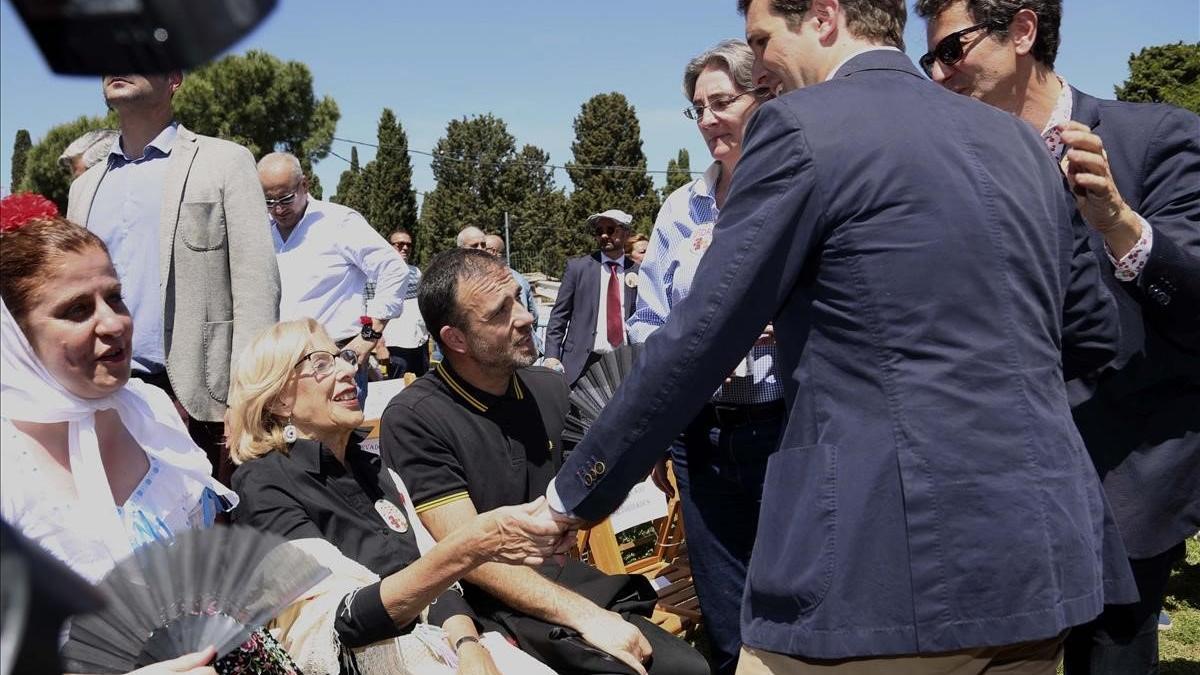 Pablo Casado saluda a Manuela Carmena en la misa de San Isidro