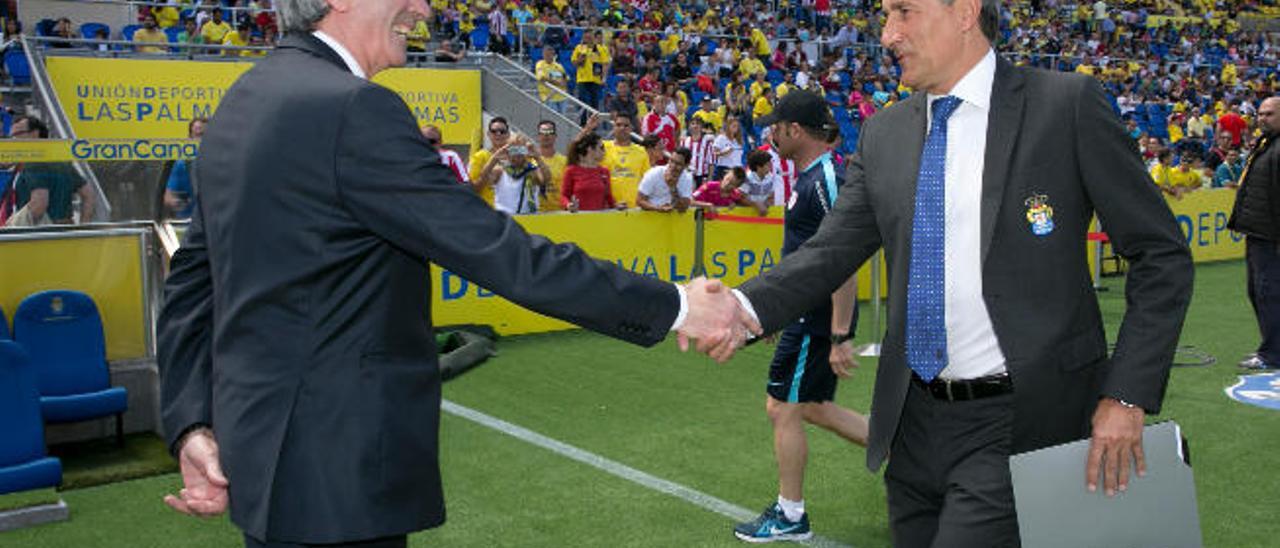 Quique Setién, a la derecha, saluda a José Ángel Iribar, presidente de la asociación de veteranos del Athletic.