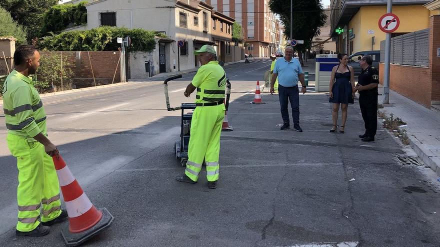 La alcaldesa de Almassora, Merche Galí; y el comisario de la Policía Local, Roberto Verdoy, supervisan los trabajos para mejorar la seguridad vial en la calle Rambla de la Viuda.