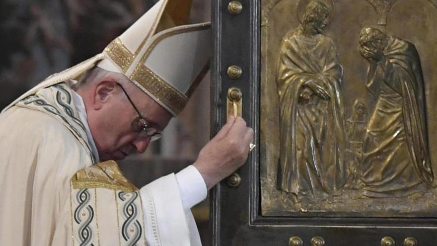 El Papa cierra la Puerta Santa de la Basílica de San Pedro