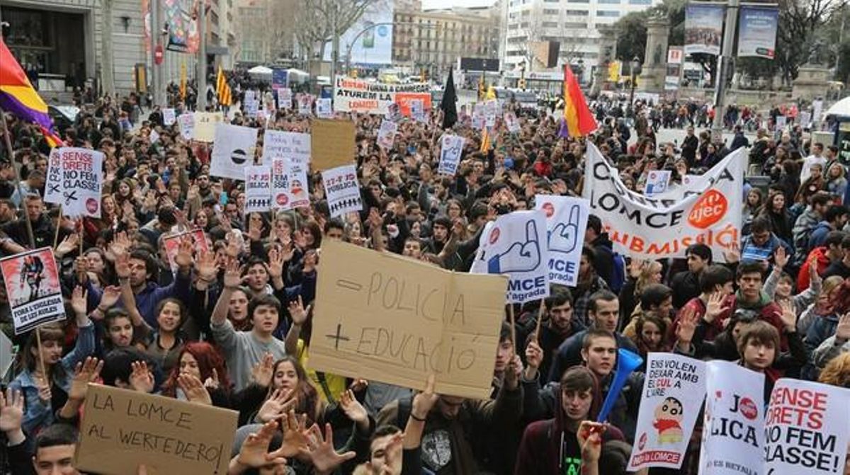Manifestació d’estudiants, aquest dijous, a la plaça de Catalunya de Barcelona. Manifestació d’estudiants, aquest dijous, a la plaça de Catalunya de Barcelona.