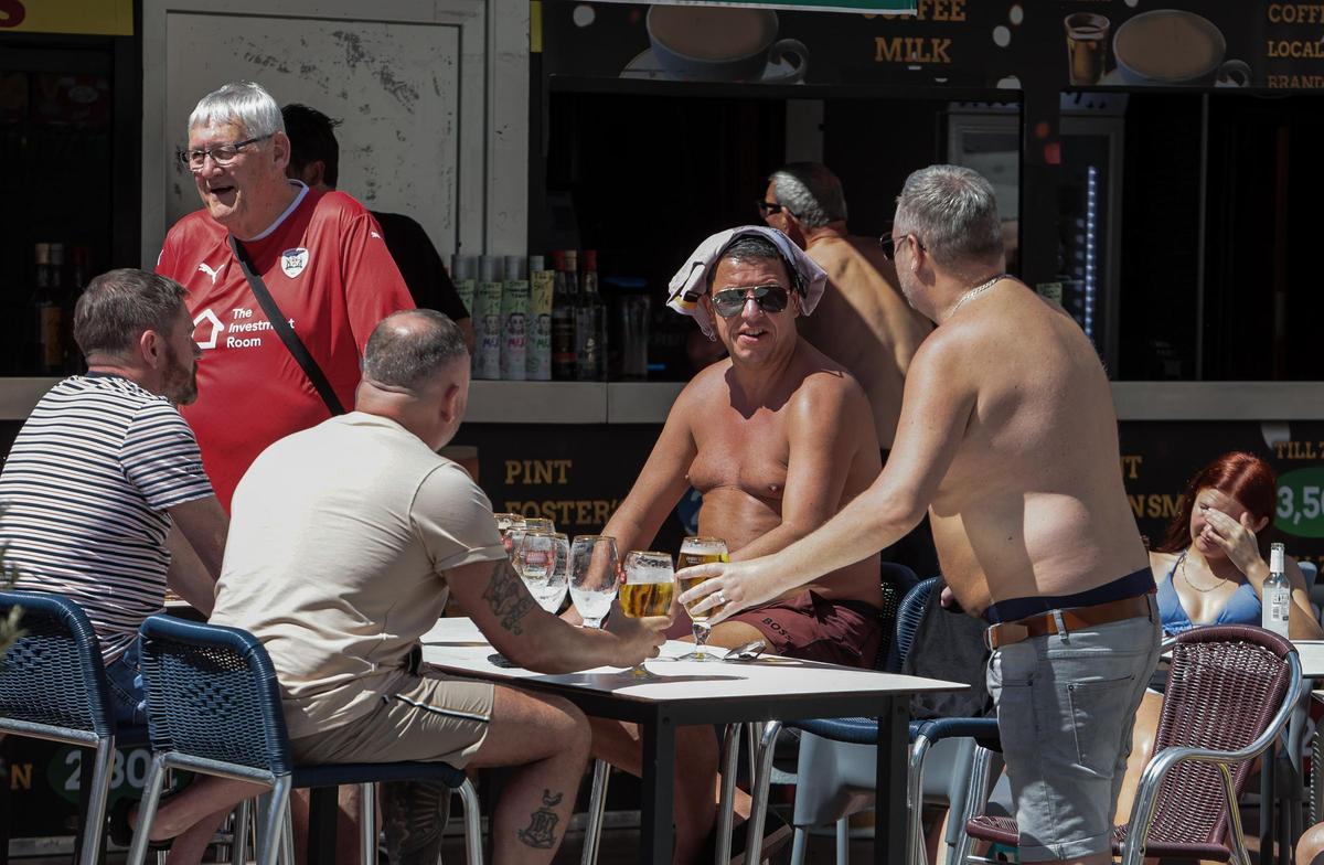 Los turistas toman el sol en las terrazas de Benidorm hasta quemarse la piel