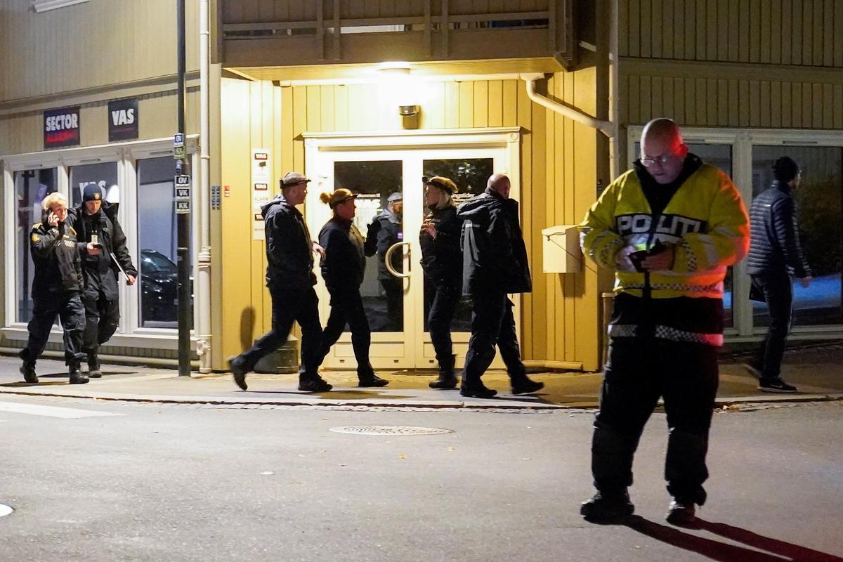 Un grupo de policías en la localidad de Kongsberg la noche de ayer miércoles.