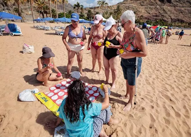 Olimpiadas Playeras en la playa de Las Teresitas por el Día de Los Abuelos y Abuelas
