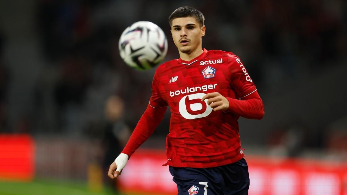 Matías Fernández-Pardo, del Lille, controla el balón durante el partido de la Liga Uno de Francia entre el Lille y el Paris Saint-Germain en el estadio Pierre-Mauroy de Villeneuve-d'Ascq, a las afueras de Lille, Francia, el domingo 5 de octubre de 2025. (Foto AP/Jean-Francois Badias)