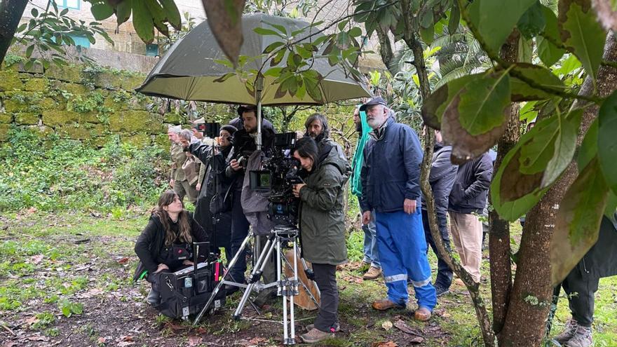 El director, tras la profesional con la cámara, en una secuencia rodada ayer.   | // MIRAMEMIRA FILMS