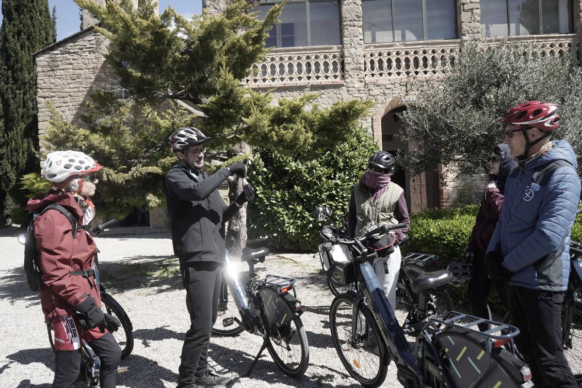 S’estrena a Manresa la ruta ignasiana amb bicicleta elèctrica