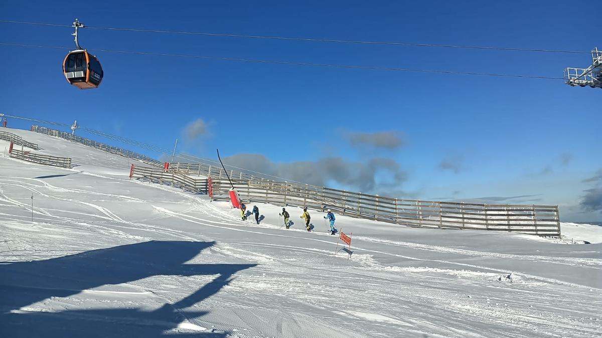 Esquiadores, este lunes pasado, en Pajares.