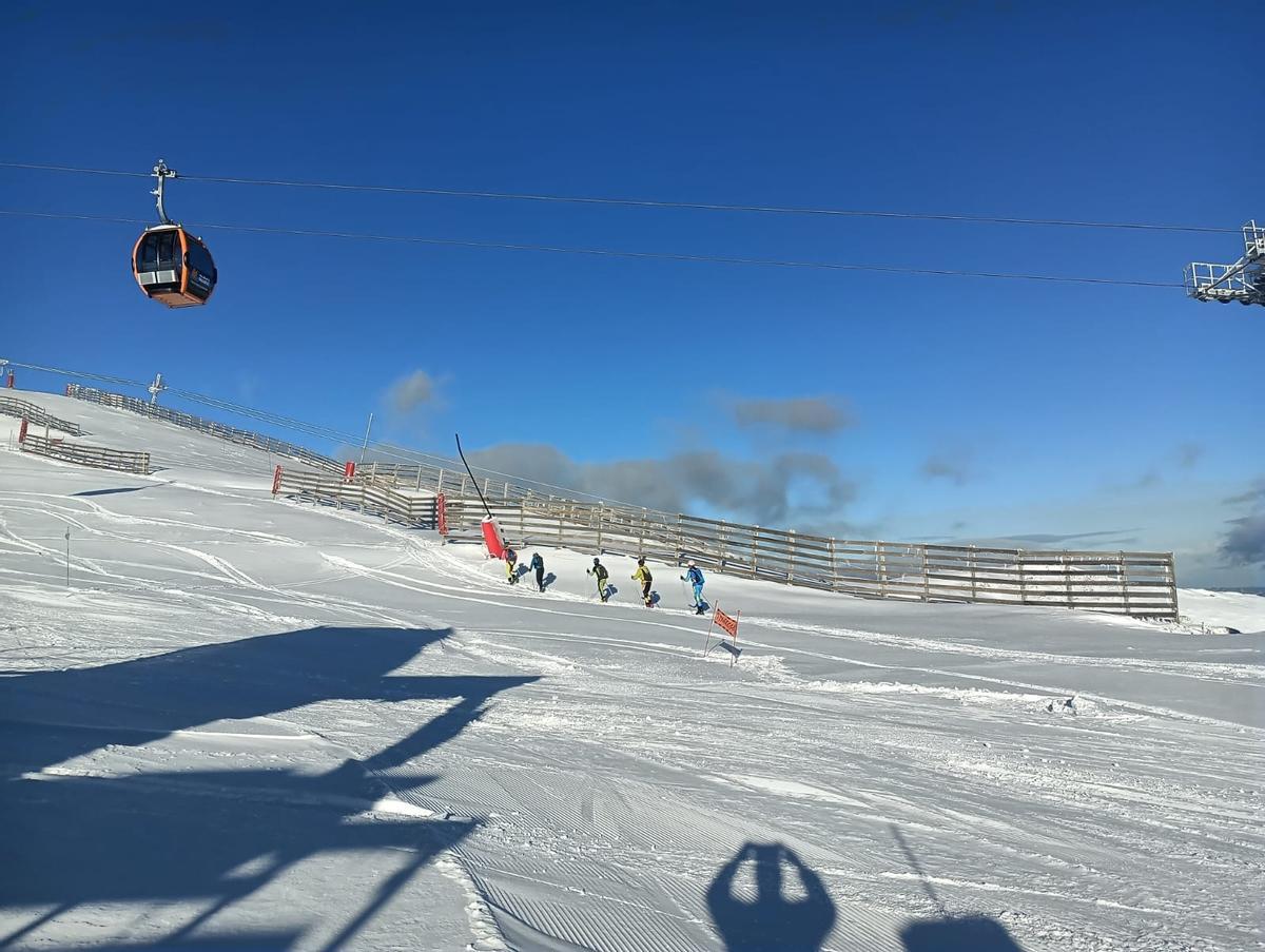 Esquiadores, este lunes, en Pajares.