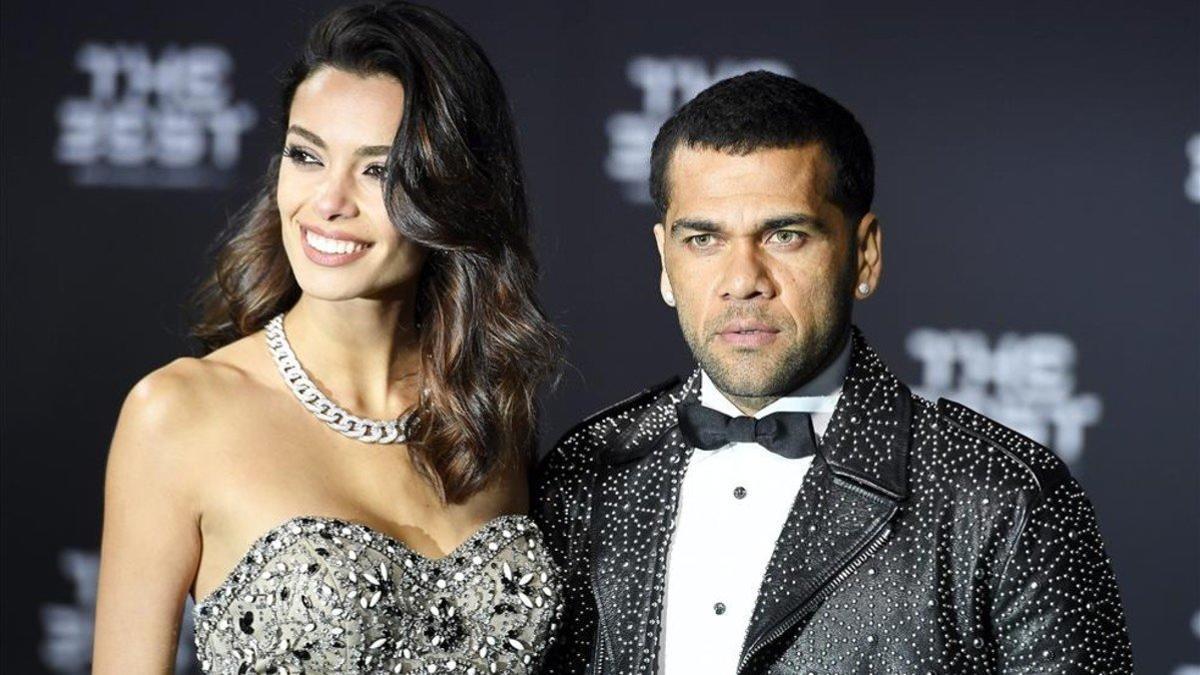 Dani Alves junto a su pareja en la gala The Best organizada por la FIFA