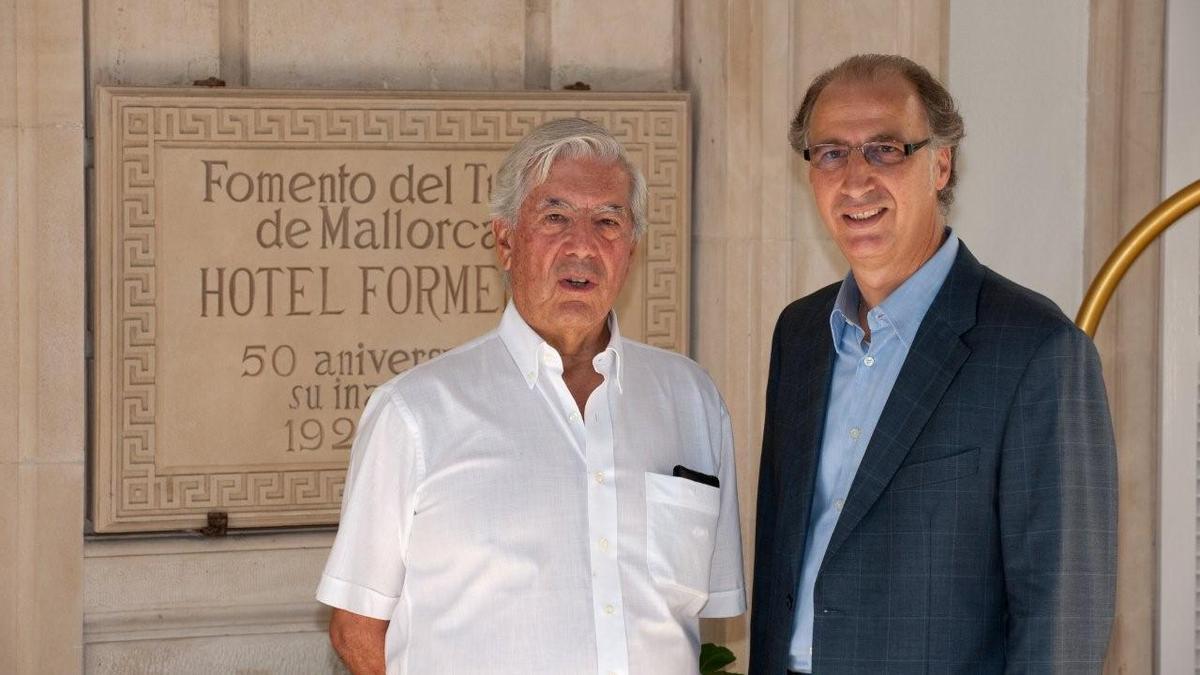Mario Vargas Llosa con Gian Luigi Epis, director del Hotel Formentor en 2010