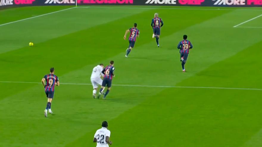 FC Barcelona - Real Madrid: El empujón de Gavi a Ceballos