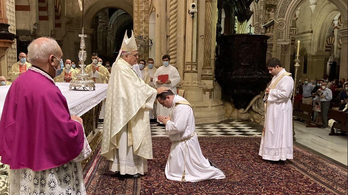 El obispo Demetrio Fernández, en una anterior ordenación de sacerdotes.de los dos nuevos sacerdotes de la diócesis de Córdoba.