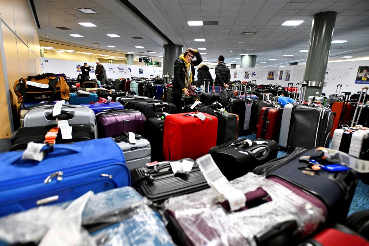 Pasajeros esperan en el aeropuerto de Vancouver debido a las cancelaciones de vuelos por la ola de frío.