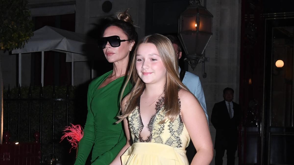 Harper Beckham con vestido amarillo y zapatillas a juego tras el desfile de su madre en París