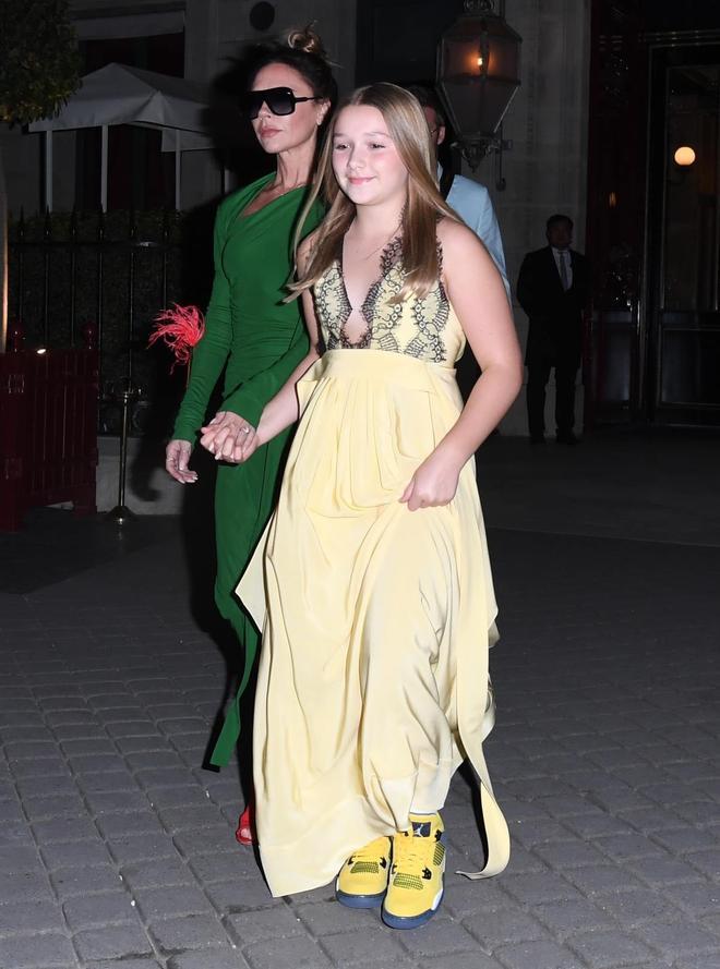 Harper Beckham con vestido amarillo y zapatillas a juego tras el desfile de su madre en París