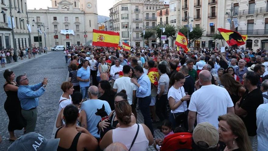 Cientos de personas se concentran en Alcoy y Elda contra la "invasión" de Ceuta