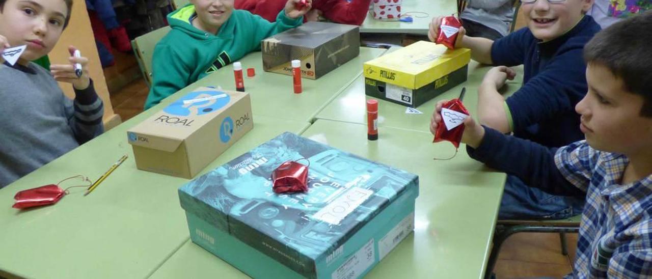 Alejandro Fernández, Pelayo García, Iker García, Jairo Bermejo, Ángela Rodríguez, Mateo Fernández y Enol Fernández preparando manualidades.