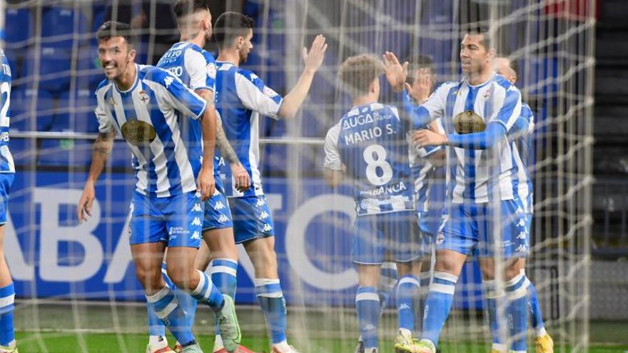 Los jugadores deportivistas celebran un gol esta temporada en un partido en Riazor. |  // CARLOS PARDELLAS