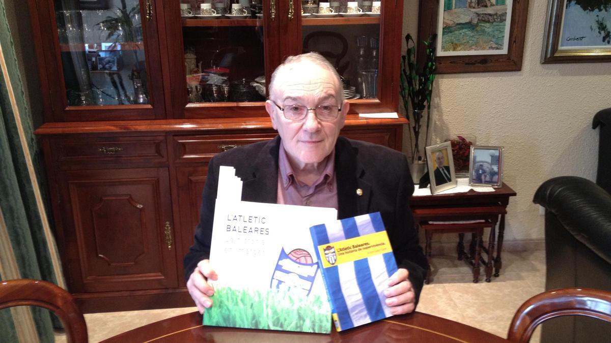 Antoni Sals Fuster, en 2012 con sus dos libros dedicados al Atlético Baleares