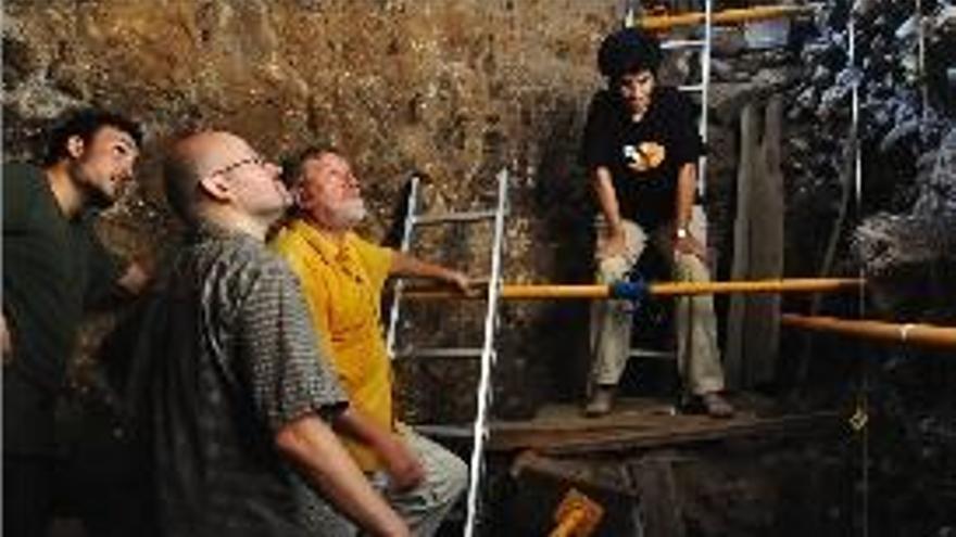 Descubren dos hogares de 100.000 años en la Cova Foradà de Oliva