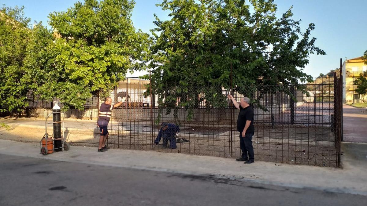 Real retira del parque la «jaula de la vergüenza»  casi treinta años después