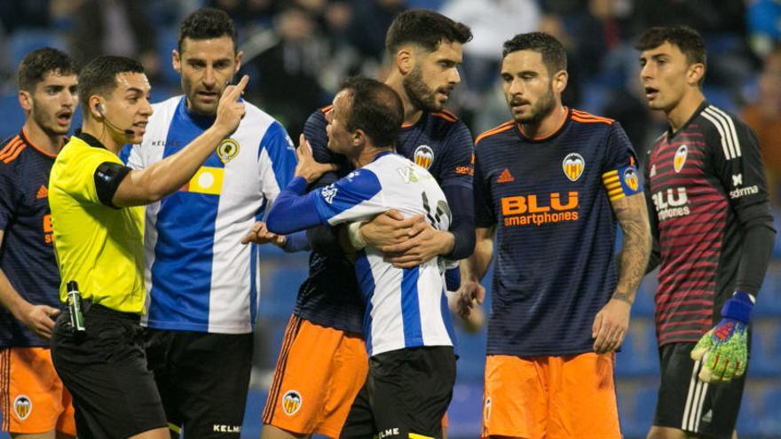 Fernando Román sujeta a Juli en el Hércules-Mestalla del año pasado