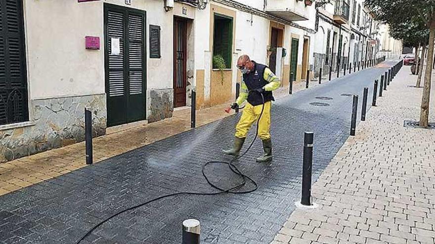 Desinfección de los puntos más concurridos de Esporles