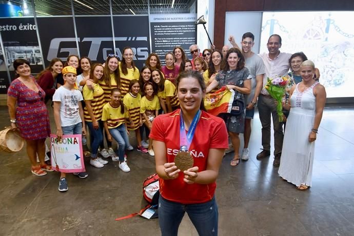 22/07/2019 TELDE.  Llegada al aeropuerto de Gran Canaria de Elena Melían, medalla en el Mundial de Sincronizada.  Fotógrafa: YAIZA SOCORRO.  | 22/07/2019 | Fotógrafo: Yaiza Socorro
