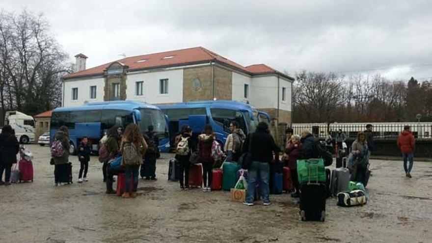 Los pasajeros esperan a los autobuses para continuar su viaje. // Mar Portela