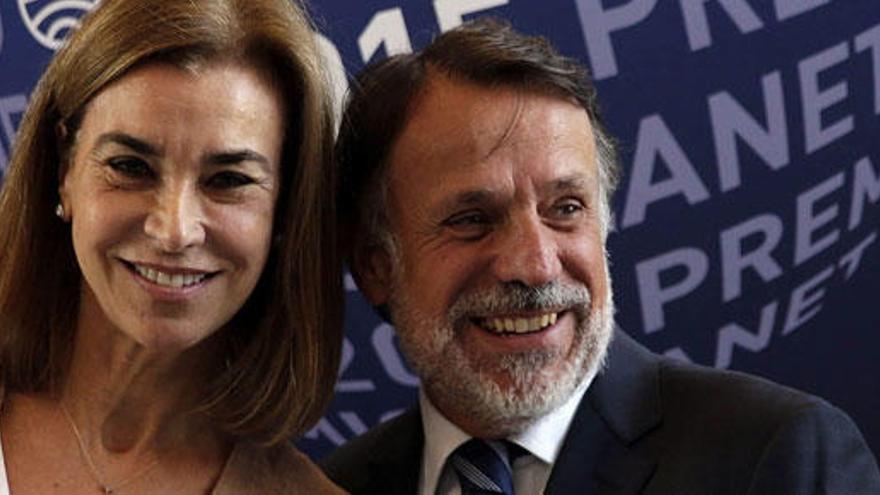 El presidente de Planeta, José Creuheras, con Carmen Posadas.