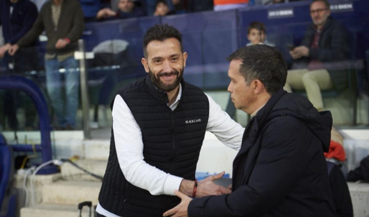 Carlos Corberán y Luís Castro dándose la mano antes del derbi valenciano en el Ciutat de València