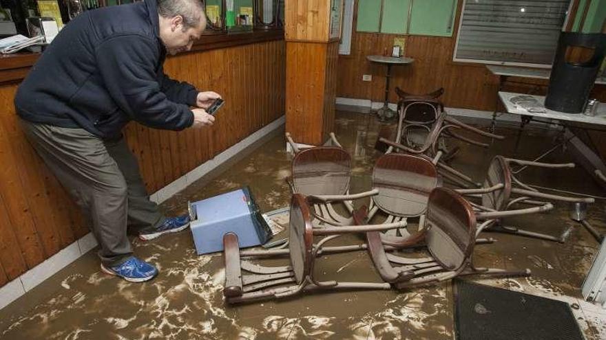 Uno de los propietarios del bar A Lagoa, uno de los más afectados.