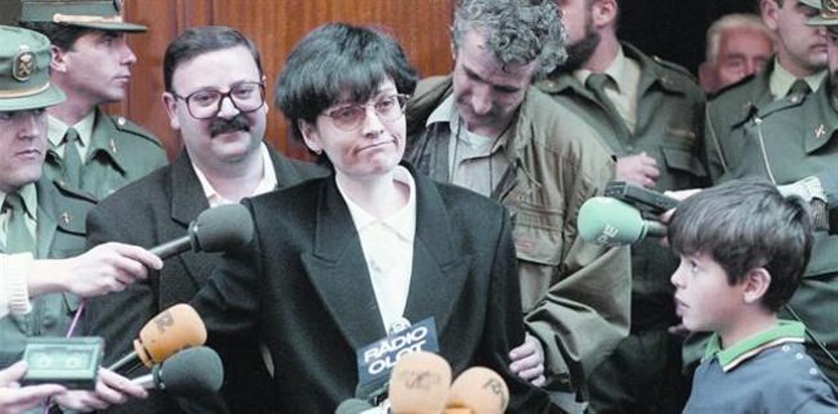 Feliu, flanquejada per guàrdies civils, el seu marit, Francesc Pérez, i un dels seus fills, dóna explicacions a la premsa, el 27 de març de 1994, a Olot. Feliu, flanquejada per guàrdies civils, el seu marit, Francesc Pérez, i un dels seus fills, dóna explicacions a la premsa, el 27 de març de 1994, a Olot.