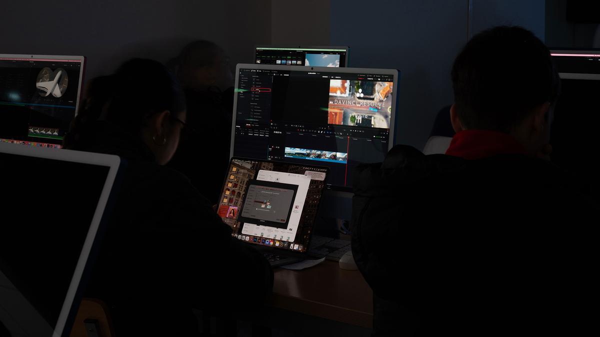 Estudiantes del Centro Universitario San Isidoro (CEADE) trabajan con software profesional en las aulas, acercándose al entorno real de las industrias creativas.