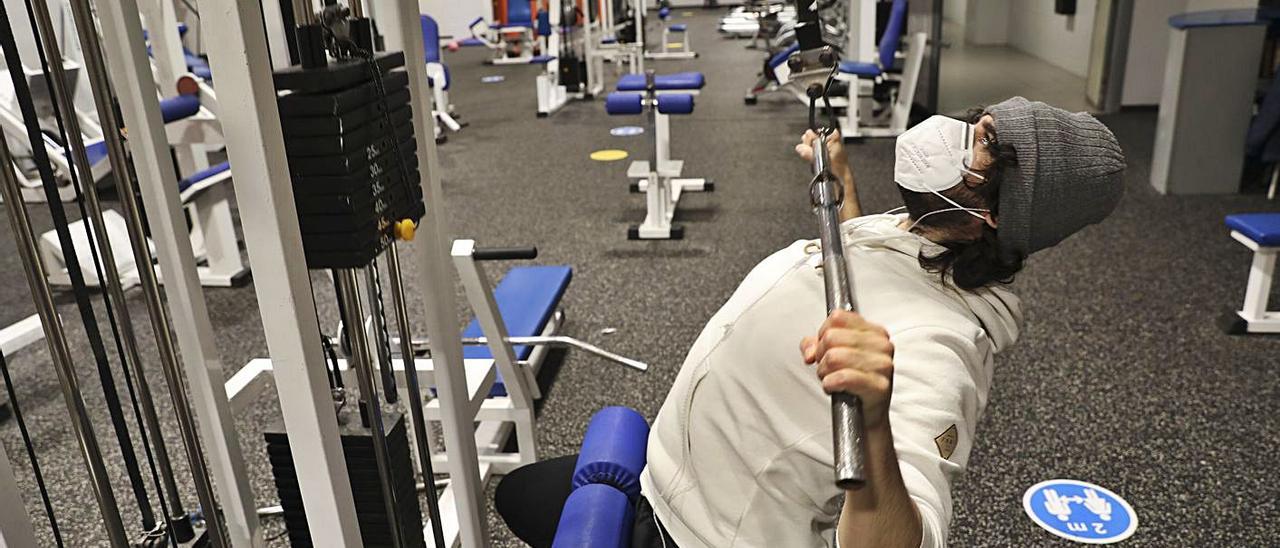 Un hombre, ayer, haciendo ejercicio en el gimnasio del complejo deportivo Quirinal de Avilés. | Ricardo Solís