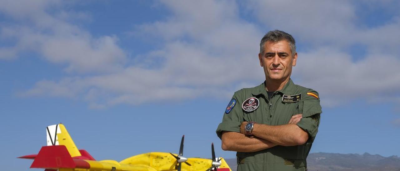 El comandante Daniel Muñoz, del 43 Grupo del Ejército del Aire, en la base aérea de Gando.