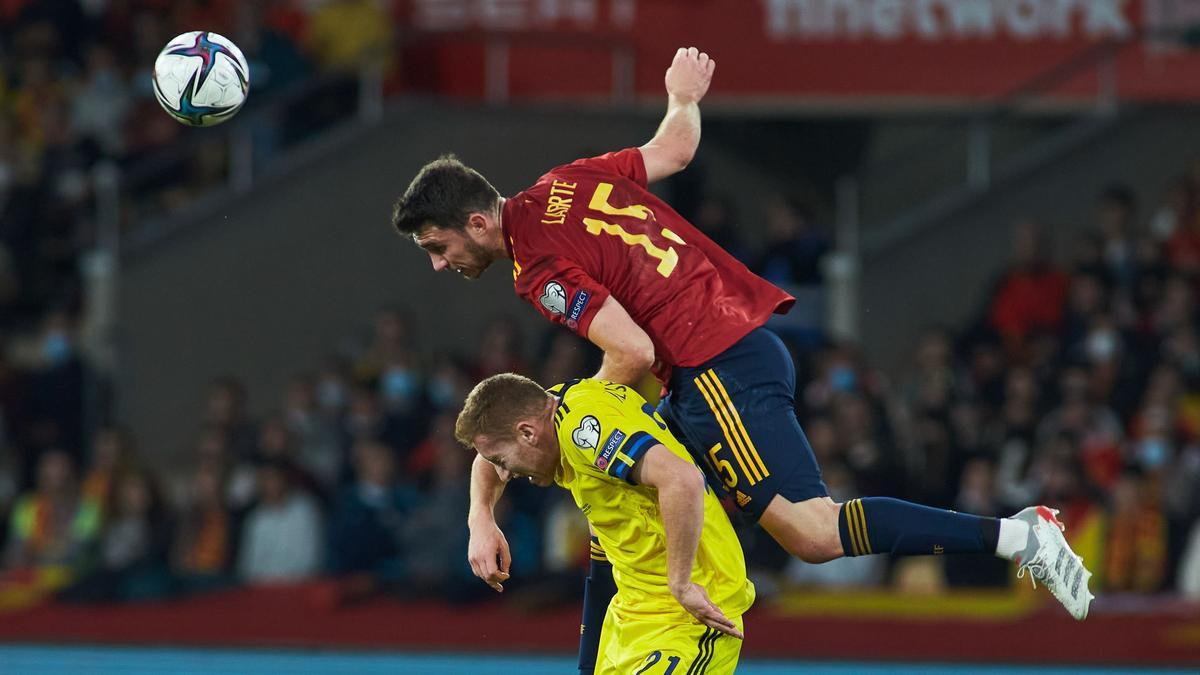 Laporte despeja un balón en una disputa con Kulusevski.