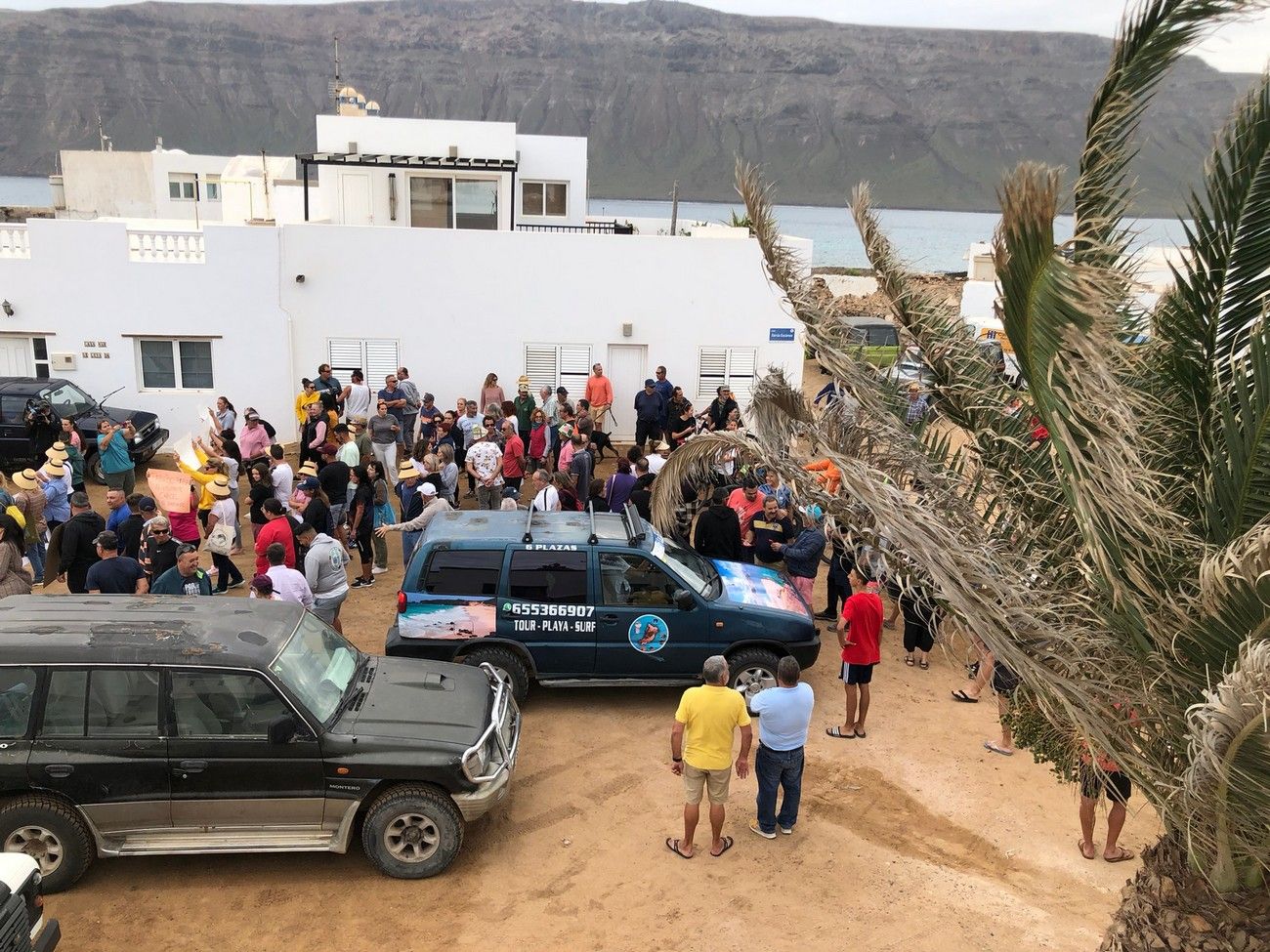 Manifestación en La Graciosa en contra del cierre del acceso a playa La Lambra