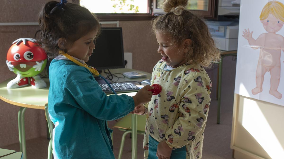 Elena y Cloe, dos alumnas del colegio de Arrabalde jugando a ser médicas.