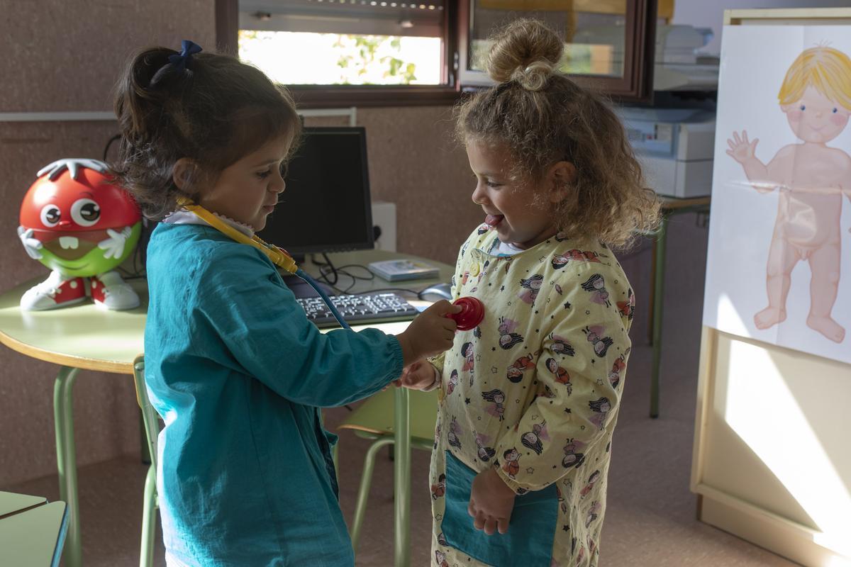 Elena y Cloe, dos alumnas del colegio de Arrabalde jugando a ser médicas.