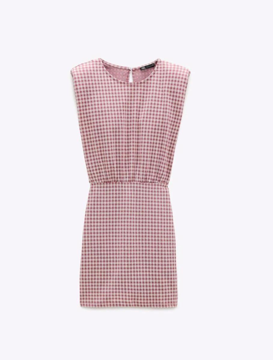 Vestido hombreras de Zara (Precio: 7,99 euros)