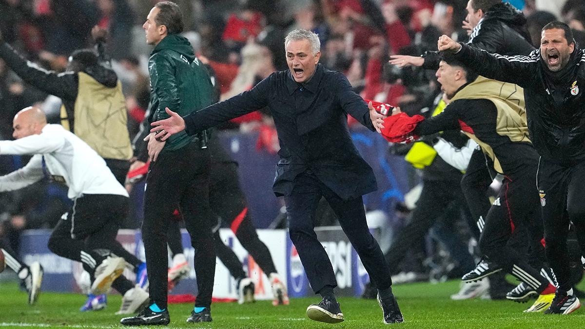 El entrenador del Benfica, Jose Mourinho, celebra su victoria ante el Real Madrid