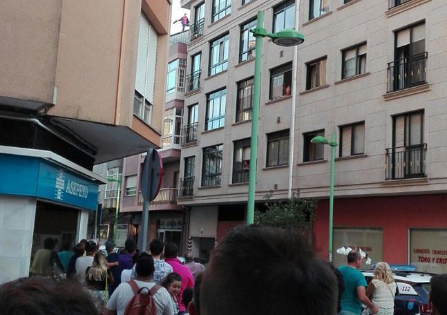 Un delincuente huye de la policía saltando por los tejados en Vilagarcía - Lanzó varias tejas desde edificios de la calle Fariña Ferreño al paseo del río O Con y se atrincheró en un piso