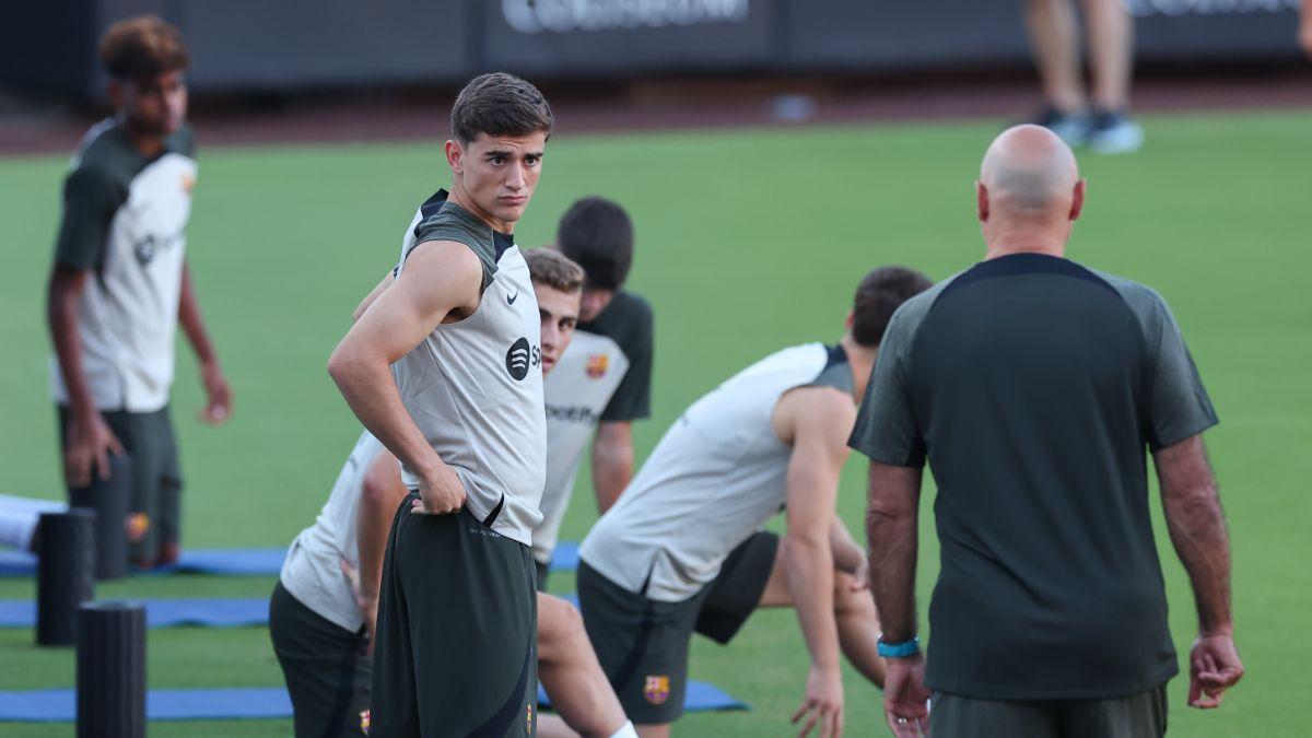 Gavi visita a sus compañeros en un entrenamiento